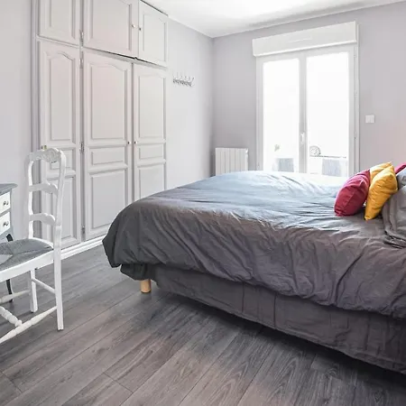 Hébergement de vacances 5 Bedroom Awesome In St-martin-aux-buneaux *