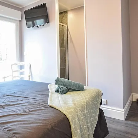 Beautiful home in St-Martin-aux-Buneaux w/ WiFi&5 Bedrooms Ferienhaus *