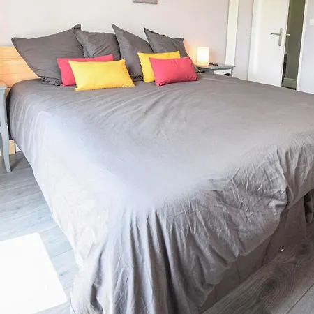 Beautiful home in St-Martin-aux-Buneaux w/ WiFi&5 Bedrooms Saint-Martin-aux-Buneaux