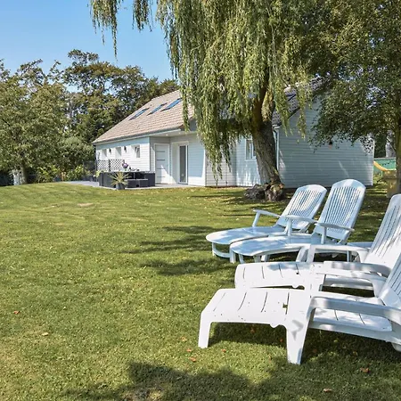 Beautiful home in St-Martin-aux-Buneaux w/ WiFi&5 Bedrooms Saint-Martin-aux-Buneaux