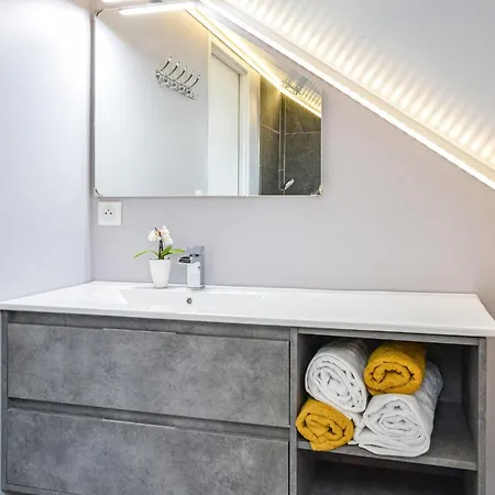 Hébergement de vacances 5 Bedroom Awesome In St-martin-aux-buneaux *